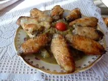 Апетитні курячі крильця, мариновані з цибулею, часником та медом апетитні