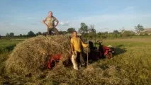 Білоукраїнсько-українська пара розповідає про переїзд у глуш і зарплати в селі переїзд