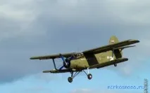 може