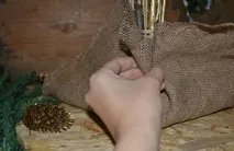 Як зробити новорічний букет із шишок та гілок букет