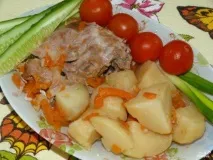 Крила індички тушковані з картоплею. картоплею