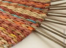 Любителям паперового плетіння таця із залишків трубочок плетіння