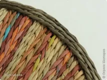 Любителям паперового плетіння таця із залишків трубочок паперового