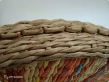 Любителям паперового плетіння таця із залишків трубочок таця