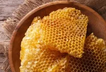 Мед у стільниках, користь та шкода, особливості застосування стільниках