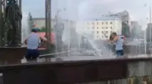 Вони таки викупалися у фонтані! Тюменці відзначили день ПДВ вони