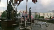 Вони таки викупалися у фонтані! Тюменці відзначили день ПДВ викупалися