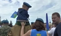 Вони таки викупалися у фонтані! Тюменці відзначили день ПДВ викупалися
