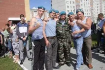 Вони таки викупалися у фонтані! Тюменці відзначили день ПДВ вони
