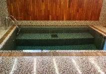 Переливні грати для басейну з дерева грати