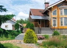 Перед будинком ділянки