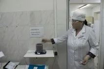 Перевірка якості, або Як на столичних ринках шукають нітрати в огірках та радіацію у журавлині столичних