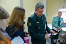 Просканував - і дізнався вид хутра, країну, бренд у Кольцово показали, як ставлять чіпи на імпортні просканував