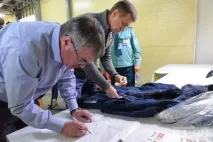 Просканував - і дізнався вид хутра, країну, бренд у Кольцово показали, як ставлять чіпи на імпортні просканував