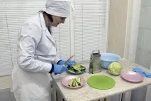 Перевірка якості, або Як на столичних ринках шукають нітрати в огірках та радіацію у журавлині якості