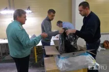 Просканував - і дізнався вид хутра, країну, бренд у Кольцово показали, як ставлять чіпи на імпортні просканував