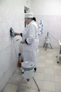 Перевірка якості, або Як на столичних ринках шукають нітрати в огірках та радіацію у журавлині столичних