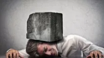 може