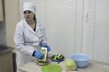 Перевірка якості, або Як на столичних ринках шукають нітрати в огірках та радіацію у журавлині якості