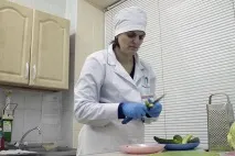 Перевірка якості, або Як на столичних ринках шукають нітрати в огірках та радіацію у журавлині якості