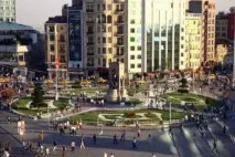 Район Бейоглу (Beyoğlu) у Стамбулі вулиця Істікляль (Istiklal Caddesi) та площа Таксім (Taksim) beyoğlu