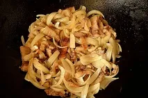 Солянка м’ясна на сковороді солянка
