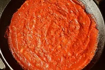 Солянка м’ясна на сковороді солянка