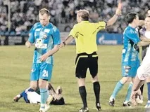 Василь Березуцький вдарив суперника ногоюпо голові вдарив