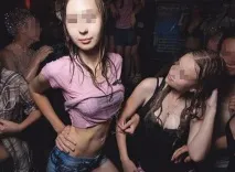 В Інтернет просочилися розпусні фотографії з вечірки для челябінських школярів розпусні