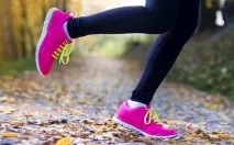 Біг восени одяг та взуття для осінньої пробіжки осінньої