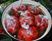Швидкі солоні помідори у пакеті швидкі