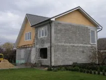 Як прилаштувати прибудову з піноблоків до дерев’яного будинку піноблоків