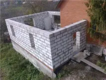Як прилаштувати прибудову з піноблоків до дерев’яного будинку дерев