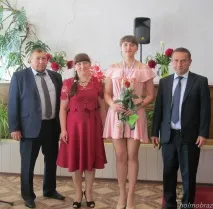 Як виховати медаліста, Холмівська середня школа школи