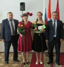Як виховати медаліста, Холмівська середня школа школи