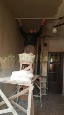 Як вирівняти стелю та стіни вапняно-цементним розчином. стіни