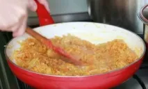 Тістечка з капустою в духовці і смажені на сковороді капустою