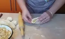 Тістечка з капустою в духовці і смажені на сковороді капустою