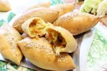 Тістечка з білокачанною капустою на айрані. тістечка