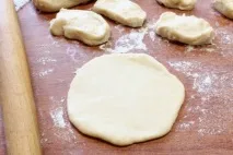 Тістечка з білокачанною капустою на айрані. білокачанною