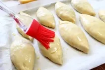 Тістечка з білокачанною капустою на айрані. тістечка