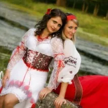 Сукня в українському народному стилі та версії вечірніх суконь у народному стилі на фото стилі
