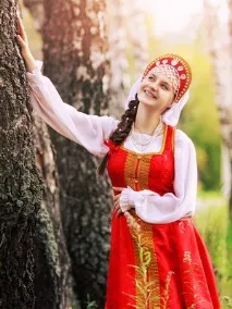 Сукня в українському народному стилі та версії вечірніх суконь у народному стилі на фото народному