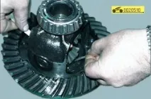 Розбирання та складання диференціала на автомобілі Волга ГАЗ 31105 2004 складання