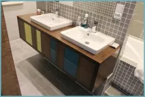 Раковина з підвісною тумбою у ванній кімнаті. підвісною