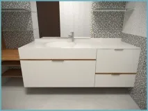Раковина з підвісною тумбою у ванній кімнаті. кімнаті