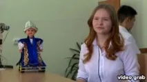Школярка вигадала і створила двомовного танцюючого робота створила