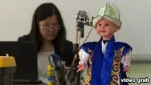 Школярка вигадала і створила двомовного танцюючого робота школярка