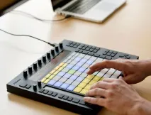 Шість найкращих MIDI-контролерів для живих виступів midi-контролерів