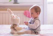 Скільки має спати дитина в 10 місяців вдень, уночі Таблиця скільки